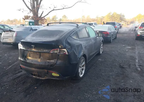 2023 Tesla Model Y Awd/Long Range Dual Motor All-Wheel Drive z USA, uszkodzony, nr VIN 7SAYGDEE1PF853810